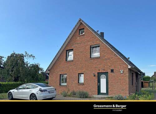 Straßenansicht - Energieeffizientes Familiendomizil im Grünen