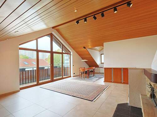 Großzügiger, lichtdurchfluteter Wohn- und Essbereich mit Balkon - Großzügige Doppelhaushälfte mit Wohlfühlambiente und durchdachtem Raumkonzept