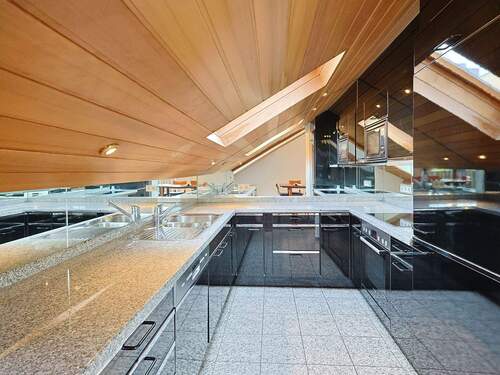 Moderne Küche mit viel Stauraum - 4 Zimmer Doppelhaushälfte in Sindelfingen