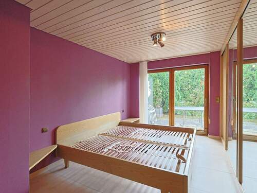 Geräumiges Schlafzimmer mit Zugang zur Terrasse - 