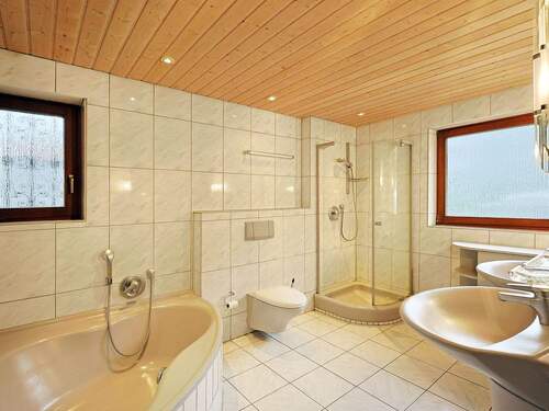 Geräumiges Tageslichtbad mit Eckbadewanne und Dusche - 