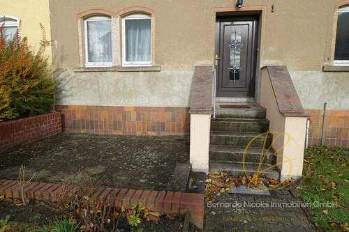 Eingangsbereich mit Sitzecke - 7 Zimmer Doppelhaushälfte in Großröhrsdorf