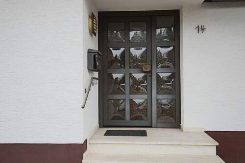 Eingangstür - 3 Zimmer Einfamilienhaus in Karben / Rendel
