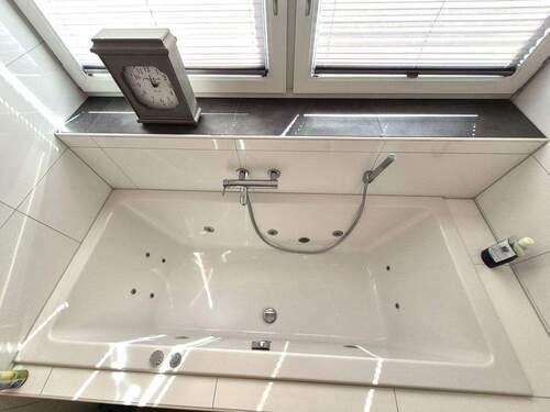 Badewanne mit Whirlpool - 