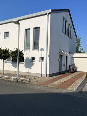 Ansicht Anliegerstrasse - modernes, helles Architektenhaus mit 6 Zimmern u. 3 Bädern