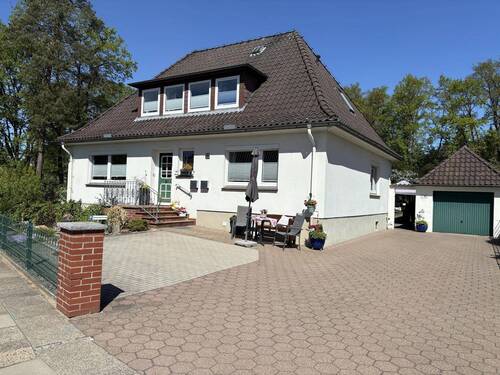 Außenansicht vorne - Modernisiertes Zweifamilienhaus auf großzügigem Grundstück in Bad Bevensen!