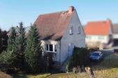 Ansicht von der Straße - Jetzt anpacken, gestalten, einziehen - Familienhaus mit Potenzial in Samtens auf Rügen