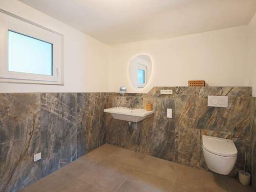 Geräumiges Badezimmer mit barrierefreier, hochwertiger Ausstattung und Fußbodenheizung - 