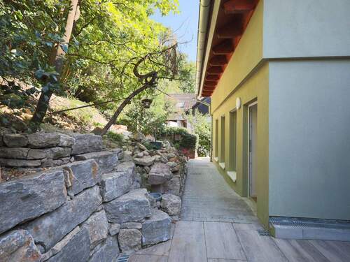 Uneinsehbare Terrasse mit angelegtem Steingarten und viel Natur - 