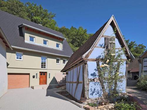 Hauseingang mit Garage, Stellplatz und charmantem Fachwerkhäuschen - 6 Zimmer Einfamilienhaus zum Kaufen in Mönsheim