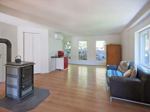 Wohnbereich mit bodentiefen Fenstern - Einfamilienhaus mit 185,00 m² in Mönsheim zum Kaufen