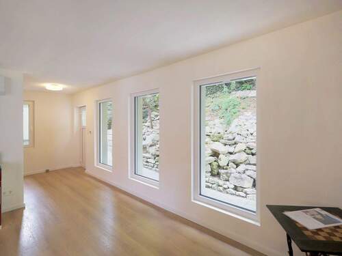 Barrierefreier Eingangsbereich mit bodentiefen Fenstern - 