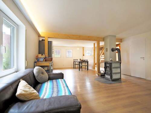 Offener Wohnraum mit Blick zur Küche - 