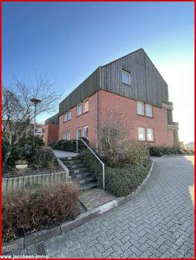 West-Ansicht (Weg von den Garagen zur Wohnung) - 4 Zimmer Etagenwohnung in Schleswig