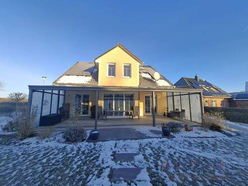 Zuhause mir großer Terrasse - Modernes Einfamilienhaus mit Solar und Wärmepumpenheizung