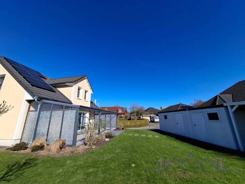 rechts Garage und Werkstatt - 