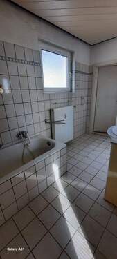 Bad mit Wanne und Fenster.jpg - 