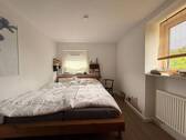 Helles Schlafzimmer mit Bett - 