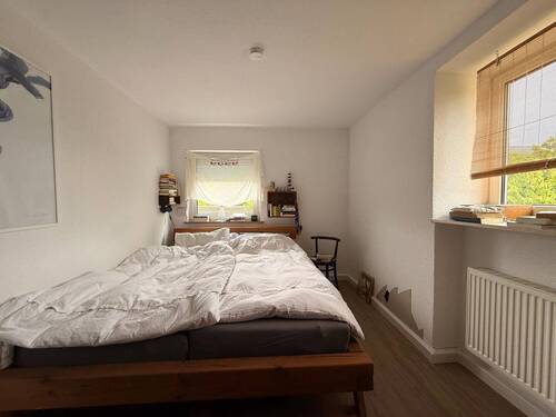 Helles Schlafzimmer mit Bett - 