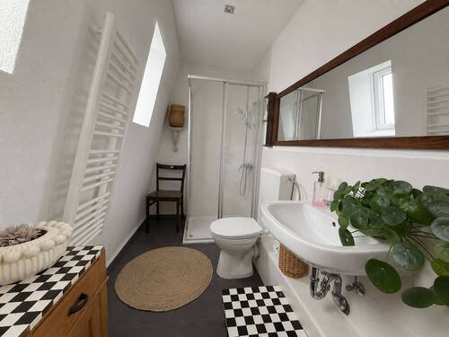 Modernes Badezimmer mit Dusche - 