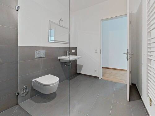 Ansicht II: Modernes Badezimmer mit Walk-In Dusche - 