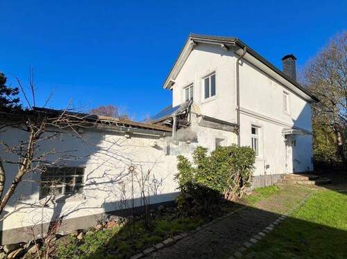 Immobilie mit Anbau von der Seite mit Hauseingang - 