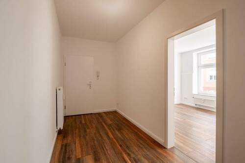 Eingang vom Treppenhaus aus - 4 Zimmer Etagenwohnung in Schwerin