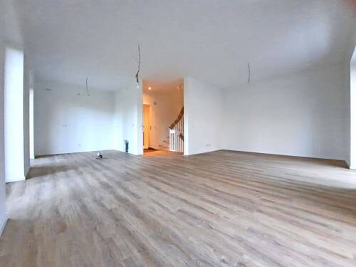 Wohnzimmer mit offener Küche - 4 Zimmer Doppelhaushälfte zur Miete in Hamburg