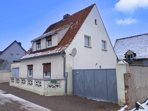 Hausansicht - Solides Zuhause mit Potenzial - Raum für Ideen !