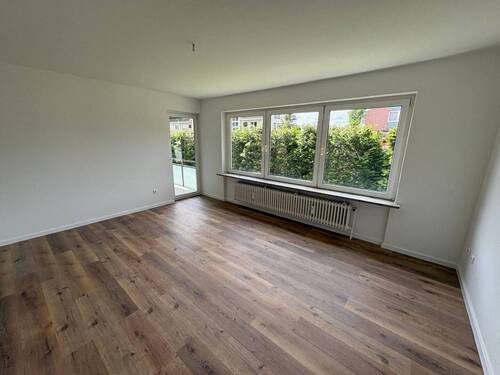 Wohn- und Esszimmer mit Zugang zum Balkon - Attraktive und helle 3-Zimmer-Wohnung im Hochparterre mit Balkon in Norderstedt