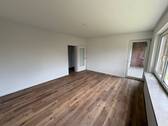 Wohn- und Esszimmer mit Zugang zum Balkon - 3 Zimmer Etagenwohnung in Norderstedt