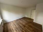 Ansicht II: Schlafzimmer mit Zugang zum Balkon - 