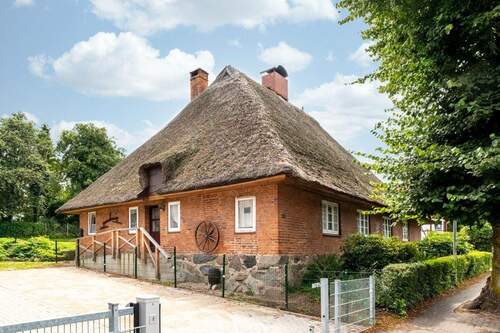 Seiteneingang - 9 Zimmer Mehrfamilienhaus, Wohnhaus in Lensahn
