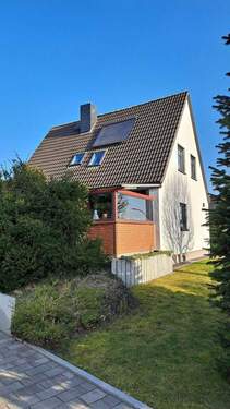 Außenansicht vorne - Modernisiert, großzügig, familienfreundlich - Einfamilienhaus mit Gartenparadies und Vollkeller