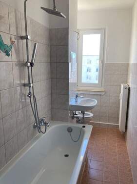 Badezimmer mit Wanne - 