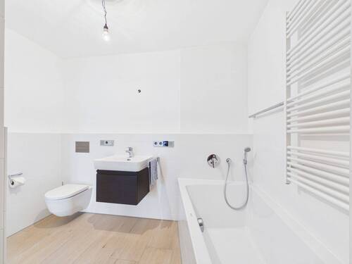 Bad mit Dusche und WC - 