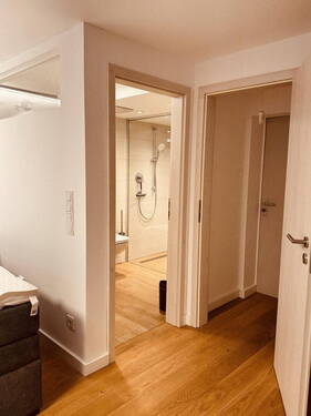 Blick Schlafzimmer ins Bad - 