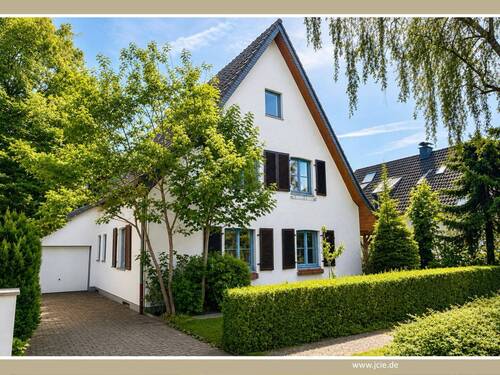 Bild 1 - Landhaus im Dornröschenschlaf in bester Lage von Krefeld-Bockum