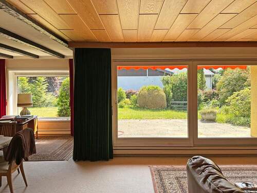 Blick auf die Terrasse und in den Garten - Bungalow mit 126,40 m² in Wohltorf zum Kaufen