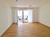 Wohn-/Essraum mit Zugang zum Balkon - 2 Zimmer Etagenwohnung zur Miete in Kaiserslautern