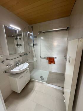 Bad mit Dusche - 