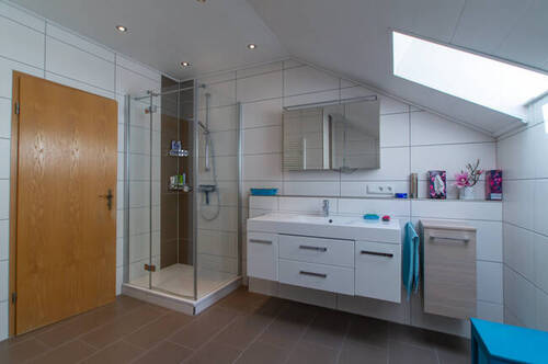 Badezimmer - 4 Zimmer Doppelhaushälfte zum Kaufen in Wettstetten