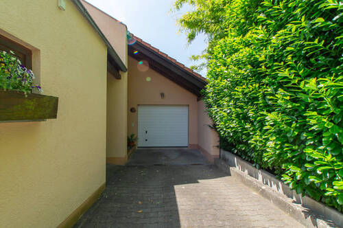 Einfahrt und Garage - 4 Zimmer Doppelhaushälfte in Wettstetten
