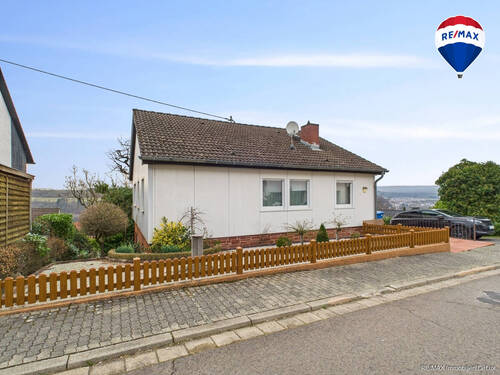 RE/MAX Immobilien DeLux - Attraktives Fertighaus mit Garage auf dem Gipsberg
