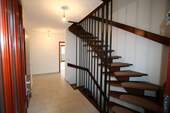 Flur mit Treppe - 