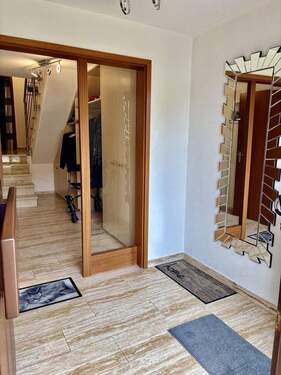 Eingang mit Windfang - Gepflegte Doppelhaushälfte mit 2 separaten Wohneinheiten und Studio in ruhiger Lage, 30er Zone