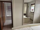Schlafzimmer 1. OG Sicht Bad - 