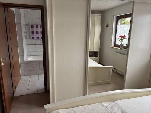 Schlafzimmer 1. OG Sicht Bad - 