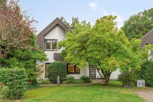 Vorderansicht - Modernisiertes Einfamilienhaus auf Erbpacht: Garten, Sauna und hohem Wohnkomfort in Köln-Müngersdorf