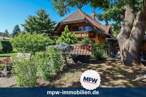 Hausansicht - Ein Stück Tirol in Köpenick: Alpencharme auf sonnigem Grundstück